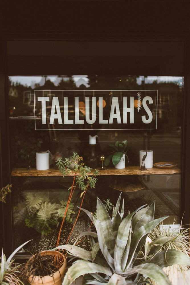 Breakfast at Tallulah's | All White Flowers | Seattle, Washington
